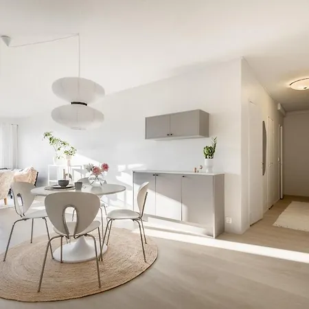 Stunning 100m2 Home, 3 Bedroom 1-4 Persons, Close To With Parking Apartment Oulu